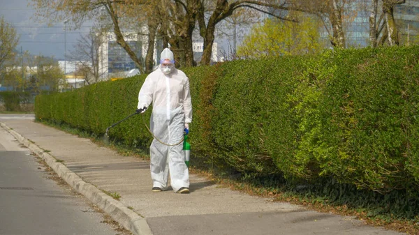 Virologista camina por la ciudad y rocía las calles con químicos antivirales —  Fotos de Stock