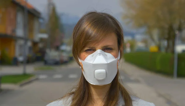 PORTRAIT: Mujer joven preocupada lleva una mascarilla mientras está al aire libre durante la cuarentena —  Fotos de Stock