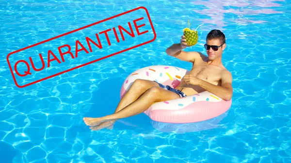 CERRAR: Hombre en vacaciones frescas de primavera disfruta de su bebida de piña mientras está en una piscina —  Fotos de Stock