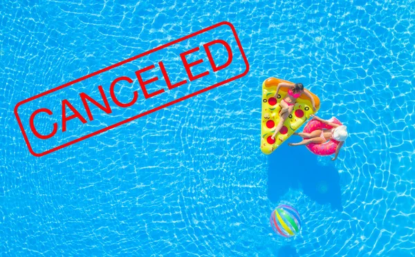 TOP DOWN: Groot rood geannuleerd bord signalering zomer zwembad feesten worden geannuleerd — Stockfoto