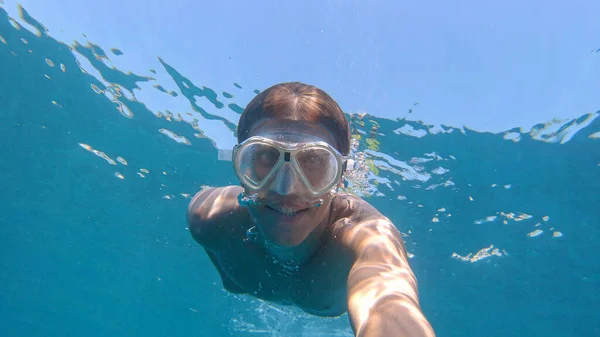 UNDERWATER, SELFIE: Glada unga manliga turist snorklar i det klarblå havet. — Stockfoto