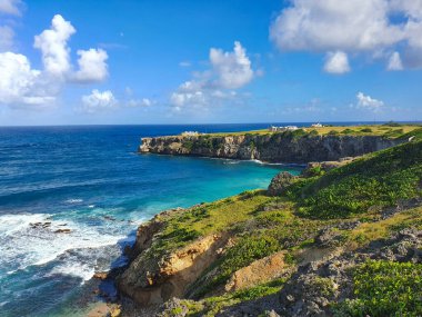 Güneşli bir günde Barbados sahilindeki yemyeşil kayalıkların üzerinden uçmak..
