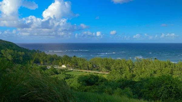 Barbados adasının etrafından geçen kıyı yolu boyunca çok az araba gider. — Stok fotoğraf