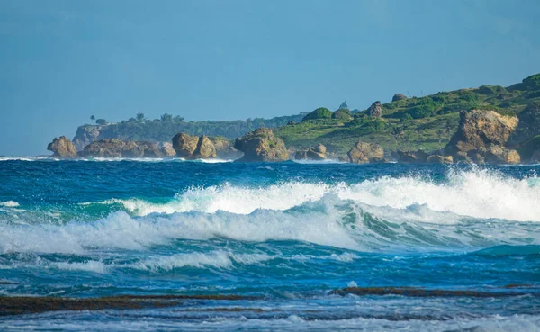 Ondas oceânicas colidem e salpicam à medida que se aproximam da costa de uma ilha exótica. — Fotografia de Stock