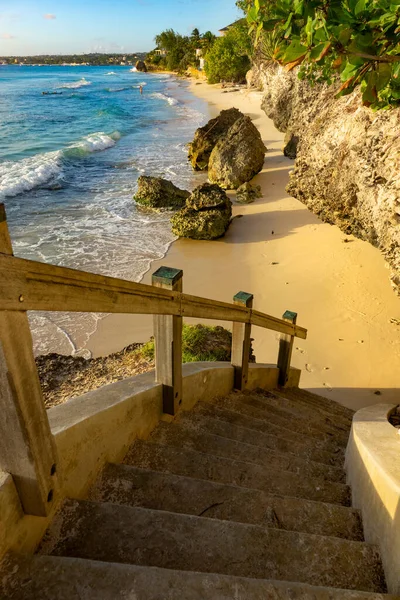 Punto di vista: Scala conduce giù per una spiaggia di sabbia tropicale vuota nelle soleggiate Barbados. — Foto Stock