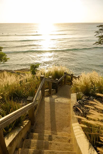 POV, VERCTICAL:夏の夜の日差しが階段で輝き、サーフィンビーチにつながる. — ストック写真