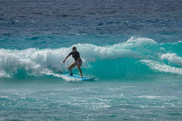 CHIUDI: Una donna in un fantastico viaggio di surf nei Caraibi cavalca una grande onda tubolare. — Foto Stock