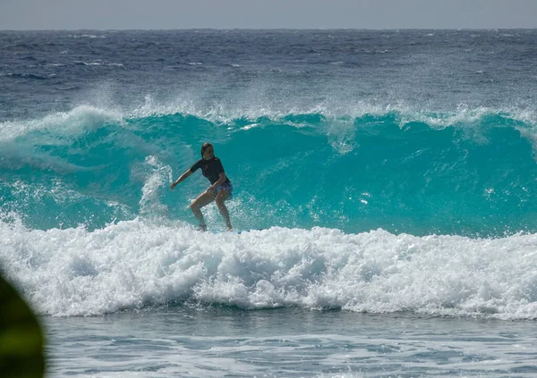 CLOSE UP: Surfare rider en stor glasartad våg bryter mot en tropisk ö — Stockfoto