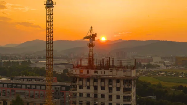 Lüftung: Hochhaus im Bau wird von der Morgensonne angestrahlt — Stockfoto