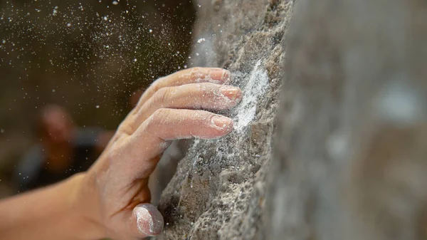 MACRO La mano dell'arrampicatore scivola mentre cerca di aggrapparsi a una presa naturale — Foto Stock