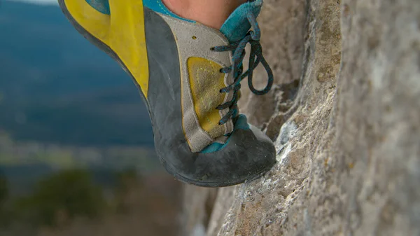 MACRO: White magnesium powder is smeared on the rock as woman edges up a cliff. — Stock Photo, Image