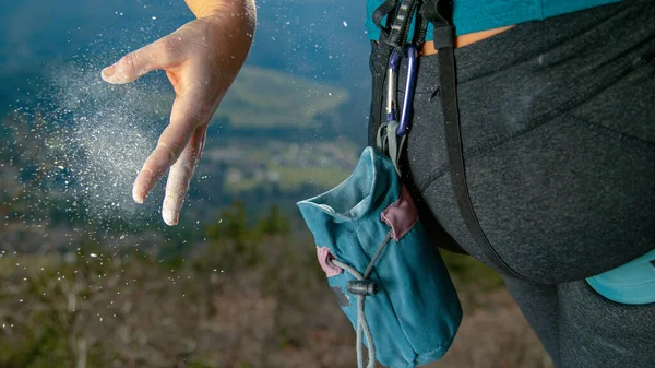 CLOSE UP: Bergsteigerin greift in Kreidebeutel, um ihre Hand zu kreiden. — Stockfoto