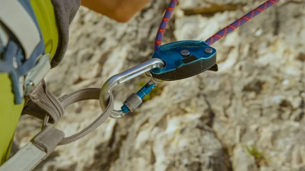 Sluiten: Onherkenbare man maakt gebruik van een GriGri belaying apparaat terwijl belaying vriend — Stockfoto