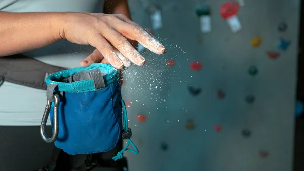 FECHAR-se: escalador feminino irreconhecível filtra o excesso de magnésio fora da ponta dos dedos — Fotografia de Stock