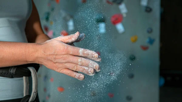 FECHAR UP: Mulher escalando dentro de casa bate palmas para se livrar do excesso de magnésio. — Fotografia de Stock