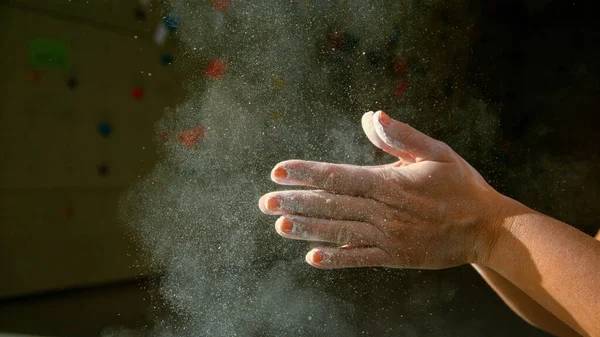 CHIUSURA: Donna irriconoscibile batte le mani dopo aver fatto il gesso in palestra di arrampicata — Foto Stock