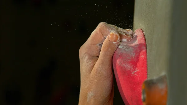 MACRO, DOF: Mulher irreconhecível com dedos fortes aperta um aperto de friso rosa. — Fotografia de Stock