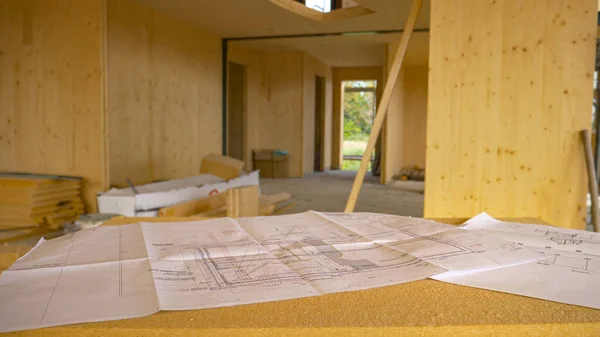 FECHAR UP: Planos e outros planos estão em uma mesa improvisada em uma casa CLT. — Fotografia de Stock