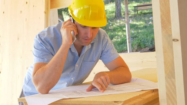 ΚΛΕΙΣΙΜΟ: Νέος διαχειριστής εργοταξίου συζητά τα σχέδια ορόφων από το τηλέφωνο. — Φωτογραφία Αρχείου