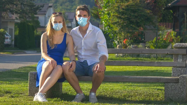 PORTRAIT Pareja joven disfrutando de un día en el parque durante la pandemia de covid-19. —  Fotos de Stock