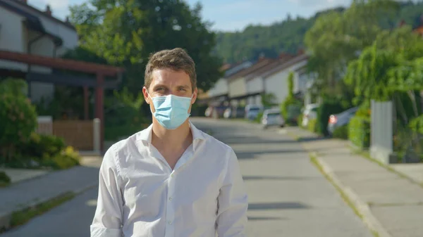 PORTRAIT: Hombre joven caucásico lleva una máscara facial durante la pandemia de coronavirus. —  Fotos de Stock