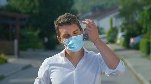 PORTRAIT: El hombre alegre se quita la mascarilla al final de la pandemia del coronavirus — Foto de Stock