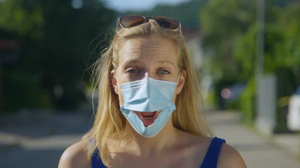 PORTRAIT: Mujer joven abre la boca con una mascarilla protectora. —  Fotos de Stock