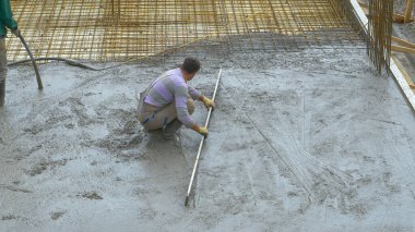 Deneyimli müteahhit zemini yeni betonla kaplıyor..