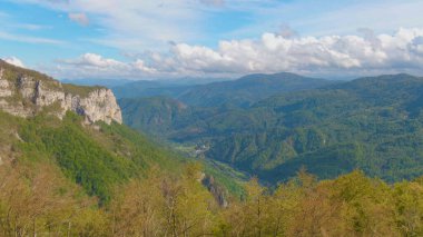 Sonbahar renkli ormanlarla kaplı engin vadide mavi nehir akıyor..