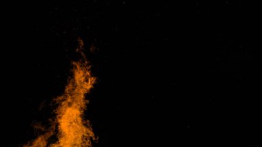 Turuncu alevler, sakin yaz gecelerinin zifiri karanlığına ulaşıyor.