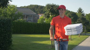 Pizzacı çocuk, güneşli bir yaz gününün tadını çıkarıyor.