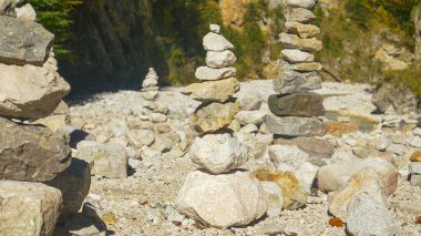 Taş kuleler Kranjska Gora 'daki bir dağ nehrinin kıyı şeridini süslüyor.