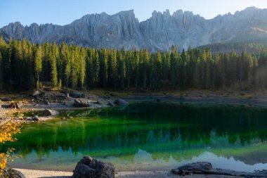 Güneşli bir günde Dolomitlerin altında el değmemiş bir göl manzarası..