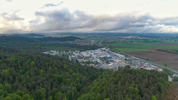 AERIELL Filmisk bild av den långsträckta förorten Ljubljana en molnig dag — Stockfoto