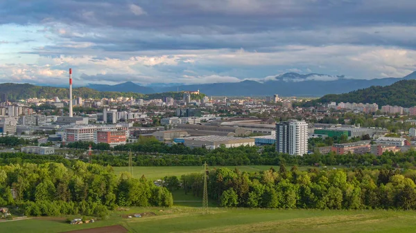 AERIAL: Létání do průmyslové rezidenční čtvrti Šiška, Lublaň. — Stock fotografie