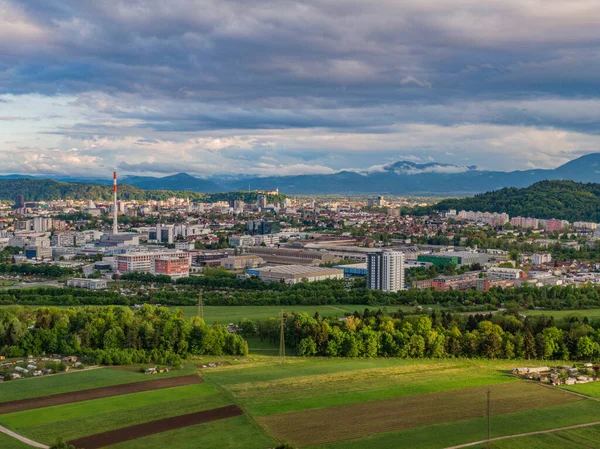 DRONE: Flyger mot industri- och bostadsområdet Šiška, Ljubljana. — Stockfoto