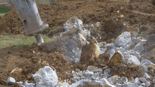 GESCHLOSSEN: Großer Hammer reißt Felsen bei Straßenbauarbeiten auf dem Land ab. — Stockfoto