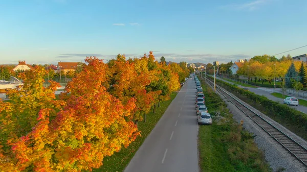 AERIAL: Auf einer leeren Eisenbahn durch die Vororte von Ljubljana fliegen. — Stockfoto