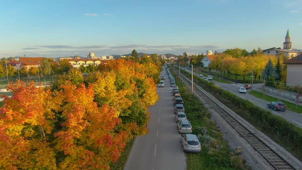 Flyger längs en tom järnväg över Ljubljanas förorter.. — Stockfoto
