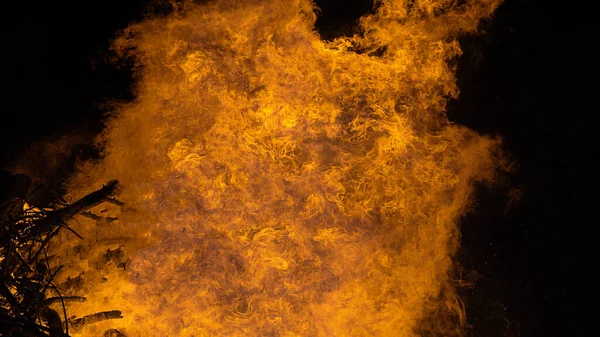 CLOSE UP: A pile of firewood bursts up into flames at a tranquil campsite. — Stock Photo, Image