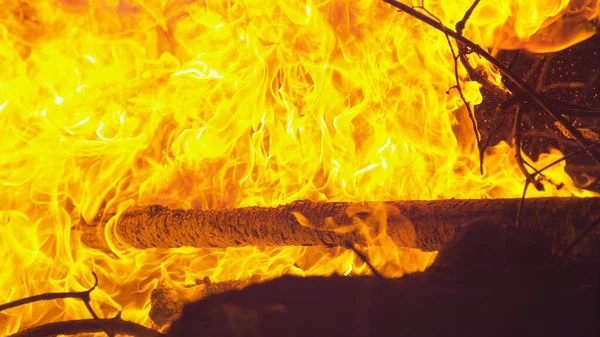 CLOSE UP: Gedetailleerde foto van een groot brandend kampvuur midden in de nacht. — Stockfoto