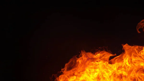 CLOSE UP: Beautiful shot of massive campfire rises into dark summer night sky. — Stock Photo, Image