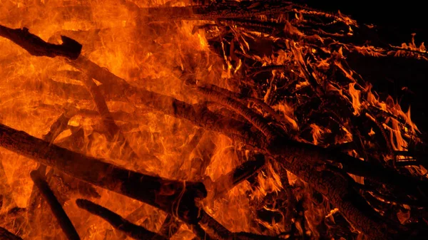 CLOSE UP: Fiery bonfire burns through firewood stacked neatly in the fireplace — 图库照片