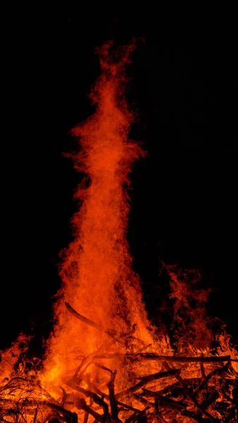 VERTICAL: Krásný záběr masivního táboráku stoupajícího do temné letní noční oblohy — Stock fotografie