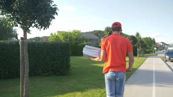 Tanımlanamayan kurye e-scooterla banliyölerde pizza dağıtıyor.. — Stok fotoğraf
