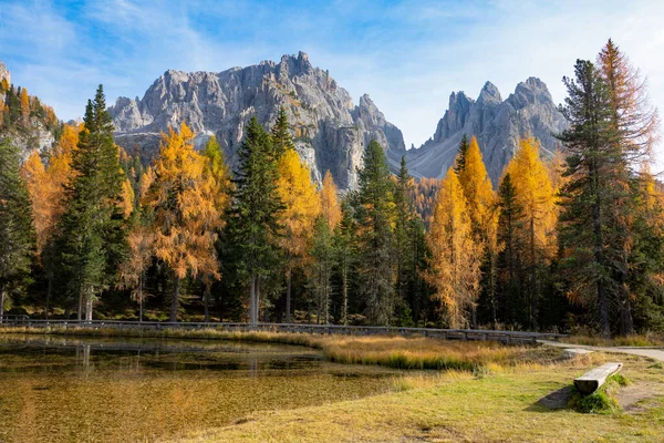 Сценическая тропа проходит вокруг спокойного озера в осенних цветных итальянских Альпах. — стоковое фото