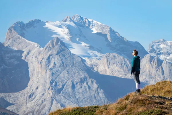 COPY SPACE: Social media influencer poses in front of a snowy mountain range — ストック写真