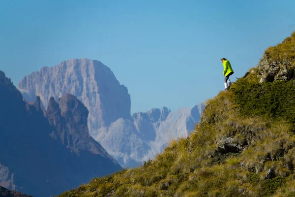 ESPACE COPY : Un touriste sportif fait de la randonnée dans les Dolomites par une journée ensoleillée d'automne. — Photo
