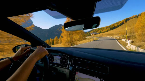 CERRAR: Conductor masculino irreconocible dirige su coche deportivo por un camino de montaña. — Foto de Stock