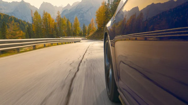 SLUITEN: Sportwagen navigeert een serpentine route die door de Dolomieten leidt. — Stockfoto